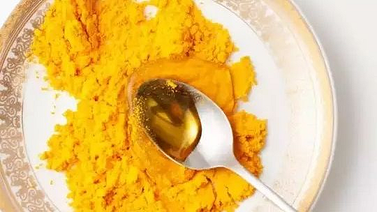 १ चमचा मधात २ चिमूट हळद मिसळून चेहऱ्याला लावून १० मिनीटांनी चेहरा धुवा.