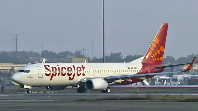 SpiceJet plane Cracked windshield mumbai landing