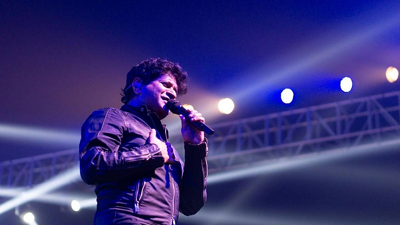 केकेंनी हिंदी, तमिळ, तेलगू, कन्नड, मल्याळम, मराठी, बंगाली, आसामी आणि गुजराती भाषेतील चित्रपटांमध्ये गाणी गायली (KK Songs) आहेत. ते त्यांच्या पिढीतील सर्वात अष्टपैलू गायकांपैकी एक म्हणून ओळखले जात होते. काल कोलकाता येथील नझरूल मंच इथं संगीत कार्यक्रमातच त्यांचं निधन झालंय. केके यांचं हम दिल दे चुके सनम मधलं, तडप तडप के इस दिल.. (Tadap Tadap Ke Is Dil) हे गाण तर तुफान गाजलेलंय.