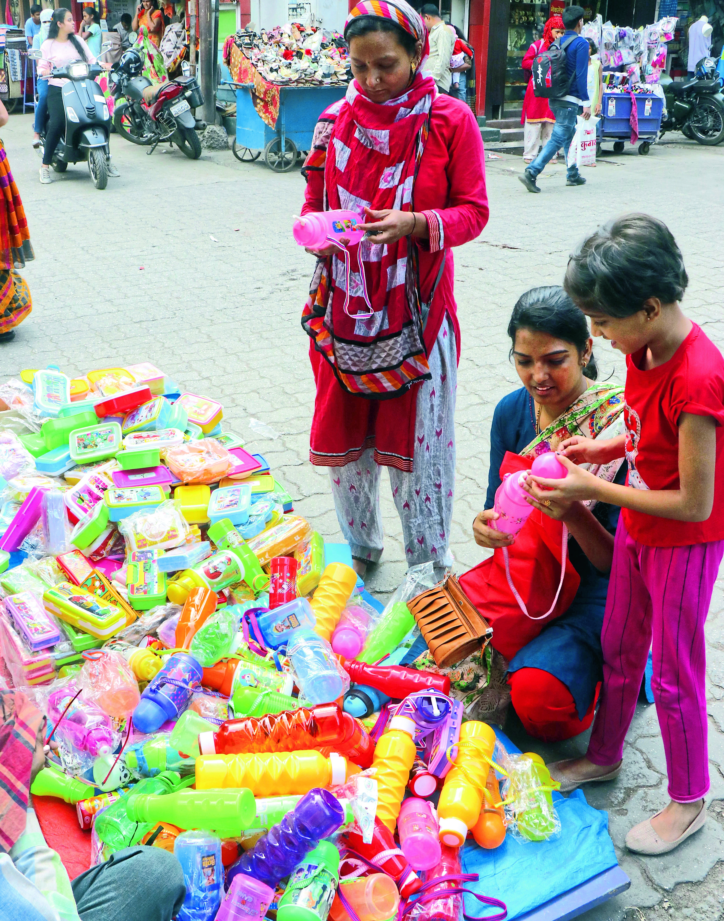 मेनरेाडवर स्कूल बॅग, डबा, वॉटर बॉटल, यासह शालेय साहित्य खरेदी करण्यासाठी पालकांची गर्दी होत आहे.