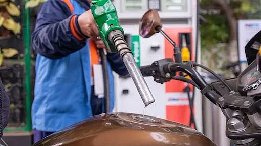 maharashtra govt cuts vat on petrol diesel by 5 and 3 per litre respectively cm eknath shinde Vijay Aggarwal akola