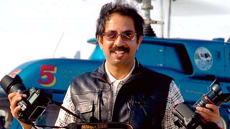 उद्धव ठाकरेंना राजकारणापेक्षा फोटोग्राफीत रस असल्याचे त्यांचे निकटवर्तीय सांगतात. परंतु वडिलांच्या आदेशावरून त्यांनी राजकारणात पाऊल ठेवले आणि सक्रिय झाले.