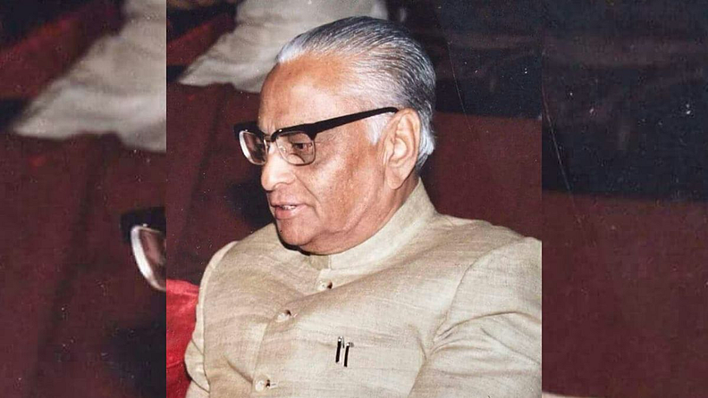 महाराष्ट्र राज्याचे १३ वे मुख्यमंत्री आणि हिमाचल प्रदेशचे राज्यपाल असणारे सुधाकरराव नाईक यांची ओळख पाणीदार नेता अशी होती. १९९१ ते १९९३ दरम्यान त्यांनी मुख्यमंत्रीपदाचा कार्यभार स्विकारला. हिमाचल प्रदेशाच्या राज्यपालपदी त्यांचं मन रमलं नाही आणि वर्षभरात ते महाराष्ट्रात परत आले. याच दरम्यान राज्याचे मुख्यमंत्री म्हणून विलासराव देशमुख यांनी राज्य जलसंधारण सल्लागार परिषदेची स्थापना केली. आणि जलसंधारण परिषदेचे अध्यक्ष पदी मुख्यमंत्री राहिलेले सुधाकरराव नाईकांची निवड केली.