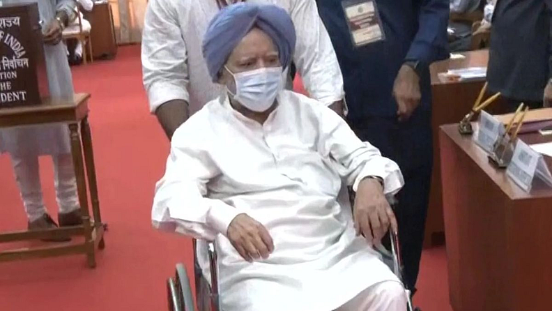 माजी पंतप्रधान मनमोहन सिंग हे व्हीलचेअरवरुन मतदानासाठी आले होते. त्यांना मतदान करतानाही इतर लोकांची मदत घ्यावी लागत होती.