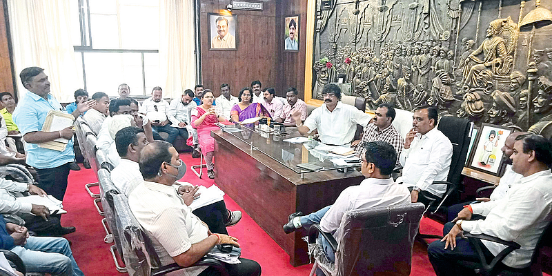 Pradeep Karpe, Devidas Tekale, Anup Aggarwal, Anil Nagmote etc. were present at the meeting held on Tuesday on various issues in the Municipal Corporation.
