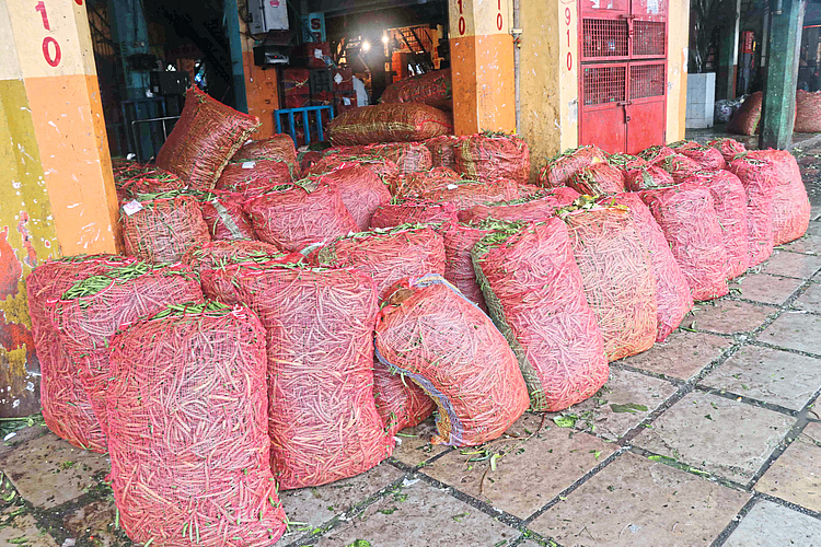 पावसाअभावी पालेभाज्या महाग