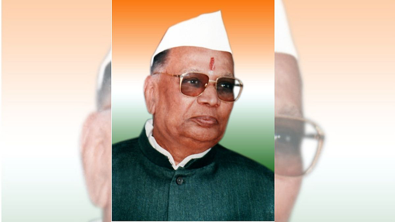 कॉंग्रेस नेते शंकरराव चव्हाण यांनी १९७५ मध्ये महाराष्ट्राच्या मुख्यमंत्रीपदाचा कार्यभार स्विकारला होता. महाराष्ट्राच्या मुख्यमंत्रीपदावर सलग ११ वर्षं राहण्याचा विक्रम करणार्या वसंतराव नाईक यांना पंतप्रधान इंदिरा गांधी यांनी १९७५मध्ये तडकाफडकी काढून त्यांच्याऐवजी शंकरराव चव्हाण यांची नेमणूक केली होती. मुख्यमंत्री चव्हाण यांच्या या मंत्रिमंडळात शरद पवार हे ऐन तिशीतील सर्वांत तरुण मंत्रीही होते.
आणीबाणी पर्वानंतर महाराष्ट्रात विधानसभेच्या १९७८ साली निवडणुका झाल्या. शरद पवार यांनी वसंतदादा पाटील सरकारविरुद्ध बंड करून जनता पक्ष, शेतकरी कामगार पक्ष आणि शंकरराव चव्हाण यांची मस्का वगैरे पक्षांना एकत्र आणून स्वत:च्या नेतृत्वाखाली ‘पुरोगामी लोकशाही दला’चे वा ‘पुलोद’चे सरकार स्थापन केले होते. याच पुलोद सरकारमध्ये माजी मुख्यमंत्री असलेले शंकरराव चव्हाण एक मंत्री म्हणून सामिल झाले होते.