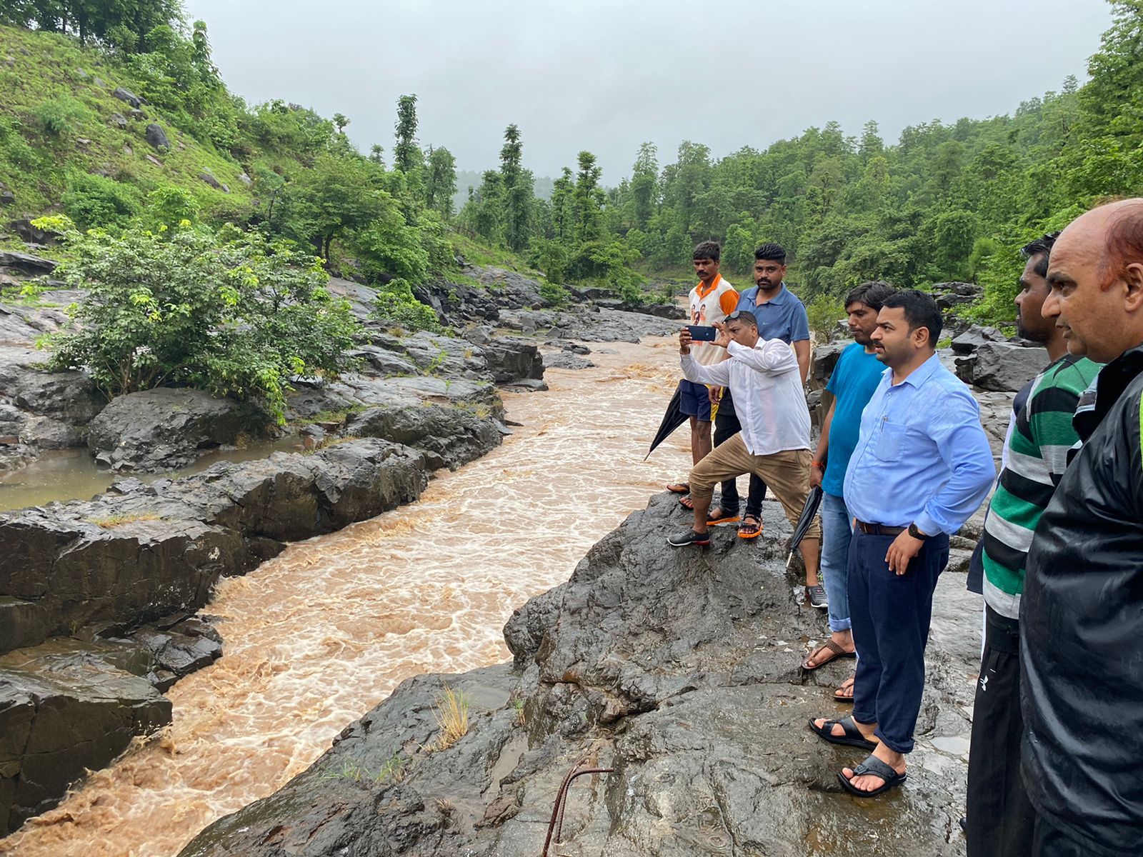 मुख्यमंत्र्यांचे विशेष कार्यकारी अधिकारी मंगेश चिवटे यांनी शेंद्रीपाडा येथे जाऊन प्रत्यक्ष परिस्थितीची पाहणी केली.