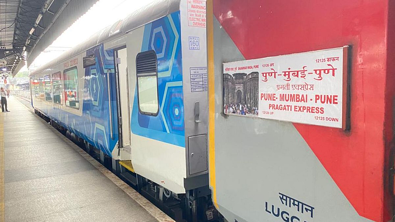 विस्टाडोम कोचसह पुणे - मुंबई - पुणे प्रगती एक्स्प्रेस पूर्ववत झाली आहे.