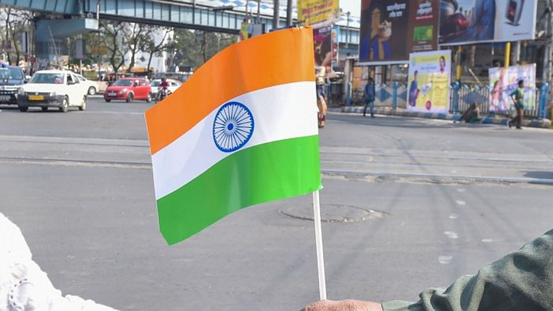त्याचबरोबर कापड मंत्रालय हे मोठ्या प्रमाणावरील राष्ट्रध्वज पुरवठादार म्हणून ओळखलं जाईल. त्याचबरोबर देशभरातील १.६ लाख पोस्ट कार्यालयांमध्ये राष्ट्रध्वज विक्रीसाठी उपलब्ध असतील.