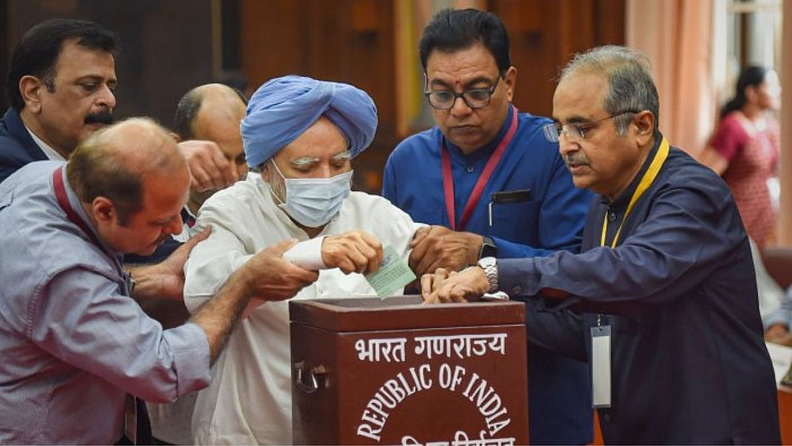त्यांचे हे फोटो सध्या सोशल मीडियावर वेगाने व्हायरल होत आहेत. सोशल मीडियावरही अनेकांनी त्यांच्या प्रकृतीविषयी चिंता व्यक्त केली आहे.