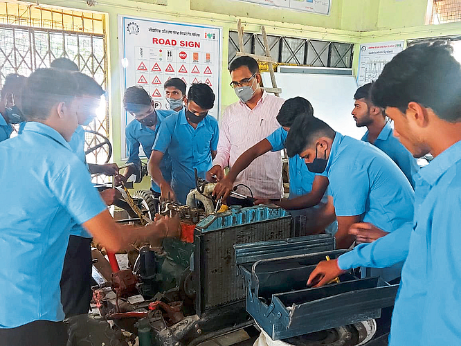 सिन्नर : शासकीय औद्योगिक प्रशिक्षण संस्थेत विविध कोर्सची विद्यार्थ्यांना माहिती देताना शिक्षक.