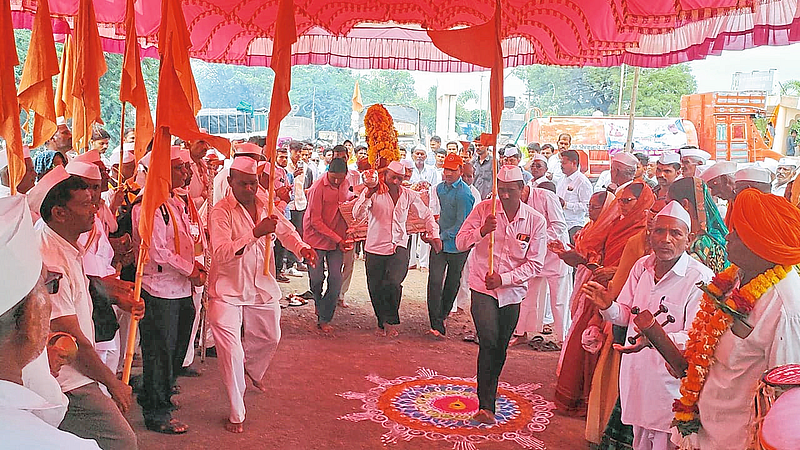 संतराज महाराज पालखी कारखेल येथून पंढरपूरला मार्गस्थ