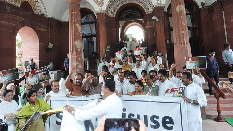 नवी दिल्ली : नॅशनल हेराल्ड प्रकरणाची (National Herald Case) अंमलबजावणी संचालनालय (ED) पुन्हा चौकशी करत आहे. या प्रकरणी काँग्रेस अध्यक्षा सोनिया गांधी (Sonia Gandhi) यांना समन्स बजावण्यात आलंय. यापूर्वी राहुल गांधी (Rahul Gandhi) यांची चौकशी करण्यात आली आहे.