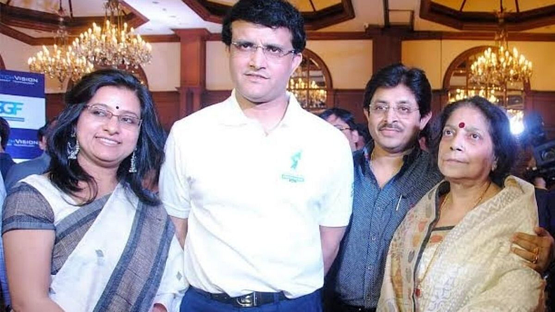 ज्यावेळी सौरभ गांगुलीने आपल्या मनातील गोष्ट घरच्यांसमोर सांगितली त्यावेळी घरच्यांनी याला विरोध केला. मात्र दादा म्हणजे महाजिद्दी माणूस, अखेर घरचे त्याच्या जिद्दीपुढे झुकले आणि त्यांनी या लग्नाला होकार दिला.