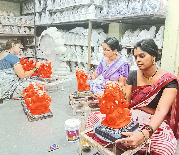 Ganpati making by artist