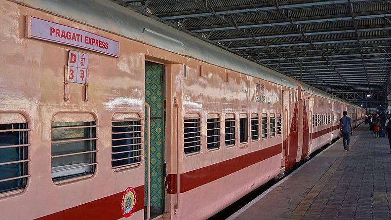प्रगती एक्स्प्रेसमध्ये व्हिस्टाडोम कोच सुरू झाल्यानंतर मध्य रेल्वेकडे आता ४ गाड्या विस्टाडोम कोचसह धावणार आहेत.
