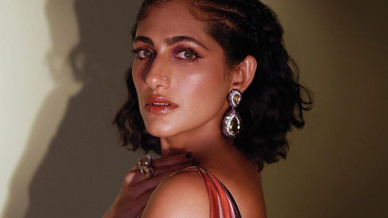 कुब्रा सैत
'सेक्रेड गेम्स' या वेब सिरीजमधील कुक्कू म्हणजेच कुब्रा सैतने लैंगिक शोषणाविषयी धक्कादायक खुलासा करताना सांगितले आहे की वयाच्या १७ व्या वर्षी तिचं लैंगिक शोषण केलं गेलं. ती ज्या व्यक्तीला काका म्हणायची त्यानेच तिचं लैंगिक शोषण केलं असं अभिनेत्रीनं म्हटलं आहे. तब्बल अडीच वर्ष त्या व्यक्तीनं कुब्राचं लैंगिक शोषण केलं. एकदा कारच्या मागच्या सीटवर बसले असताना माझ्या कपड्यांच्या आत हात घालून त्या काकाचं नातं असणाऱ्या व्यक्तीनं नको-नको तिथं स्पर्श केला असा धक्कादायक खुलासा कुब्रानं केला आहे.