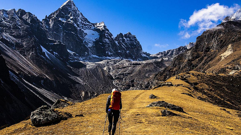 हिमालयाच्या कुशीत असलेला नेपाळ (Nepal) हा सुंदर देश पर्यटनाच्या दृष्टीनं अतिशय प्रेक्षणीय मानला जातो. इथं तुम्ही तुमच्या बजेटमध्ये प्राचीन मंदिरं, सुंदर वास्तुकला, बाजार आणि स्ट्रीट फूडचा आनंद घेऊ शकता. कमी बजेटमध्ये तुम्हाला नेपाळमध्ये हॉटेल किंवा लॉज सहज मिळून जाईल.