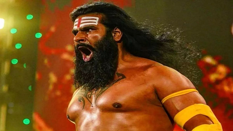 WWE Indian Wrestler Veer Mahan : भारताचा WWE मधील पैलवान वीर महान आता WWE च्या महिला अँकरसोबतच रोमान्स करताना दिसणार आहे. सध्या याबाबतचा एक फोटो व्हायरल होत आहे. या फोटोत सुंदर सारा स्क्राईबर सोबत दिसत आहे.
