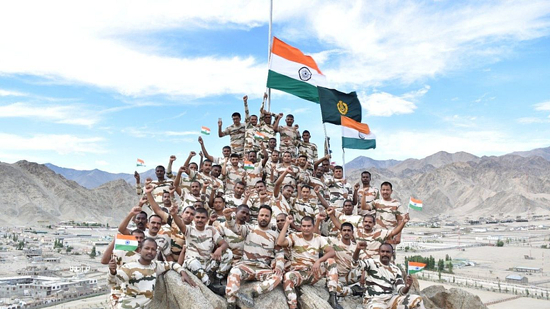 या नव्या बदलांनुसार, आता राष्ट्रध्वजाबाबतचे कडक नियम शिथील करण्यात आले आहेत. जवळपास याबाबतची बंधन पूर्णपणे हटवण्यात आली आहेत. त्यामुळं प्रामुख्यानं केवळ ऑफिसमध्येच नव्हे तर घराघरांतही आता राष्ट्रध्वज लावता येणार आहे.