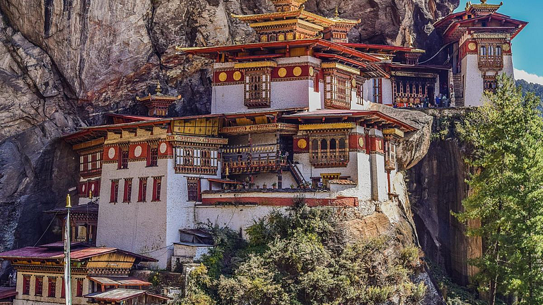 भारताचा शेजारी देश भूतान (Bhutan) हा देखील परदेश प्रवासासाठी चांगलं ठिकाण आहे. प्राचीन मठ आणि नैसर्गिक सौंदर्यानं सजलेल्या भूतानला भेट देण्यासाठी तुम्हाला 4 ते 5 दिवस लागू शकतात. भूतानला जाण्यासाठी तुमच्या तिकिटाची किंमत 20 हजार रुपये आहे.