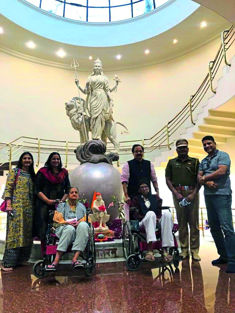 जिल्हा परिषदेच्या मुख्य कार्यकारी अधिकारी लीना बनसोड यांच्या आई-वडिलांनी व्हीलचेअरवर बसून गारगोटी संग्रहालयास भेट देत माहिती जाणून घेतली.