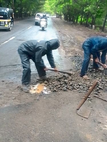 potholes work doing by nmc workers in rain