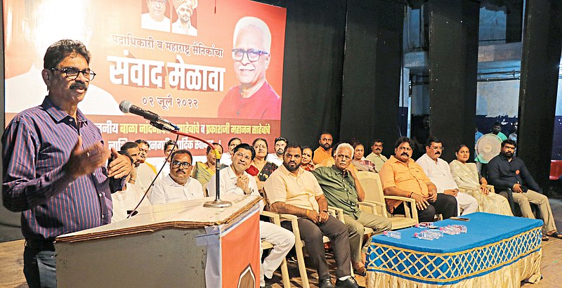 Bala Nandgaonkar addressing MNS party workers