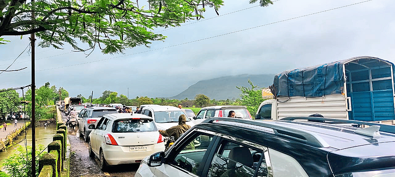 स्मशानभूमी परिसर ठरतोय कोंडीचा