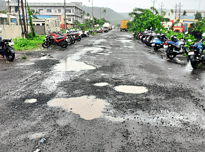 एमआयडीसीमधील खड्ड्यांमुळ वाहनचालक त्रस्त