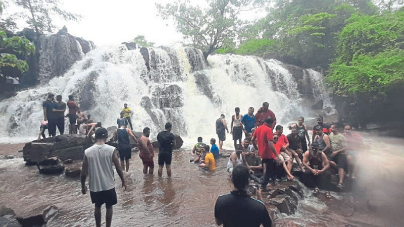 Tourists flock to Sawdaw Falls