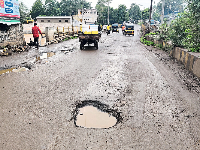 Potholes in front of Kakani Cinema on Mosam Bridge, the main bridge in the city Latest marathi news