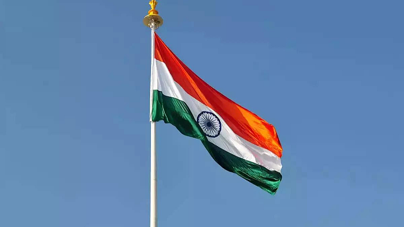 यापूर्वी राष्ट्रध्वज केवळ सूर्योदयानंतर आणि सूर्यास्तापूर्वीच फडकवता यायचे, तेही विशिष्ट हवामानातच. तसेच सरकारी कार्यालये, खासगी कार्यालये आणि शैक्षणिक संस्था यांनाच केवळ दररोज राष्ट्रध्वज फडकवण्यास परवानगी होती. तर इतरांना केवळ राष्ट्रीय सणांनाच राष्ट्रध्वज फडकावता येत असे. पण आता हे निर्बंध हटवण्यात आले आहेत.