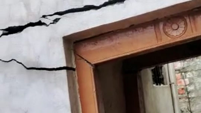 Earthquake Shirhatti in Athani taluka walls Break of 11 houses