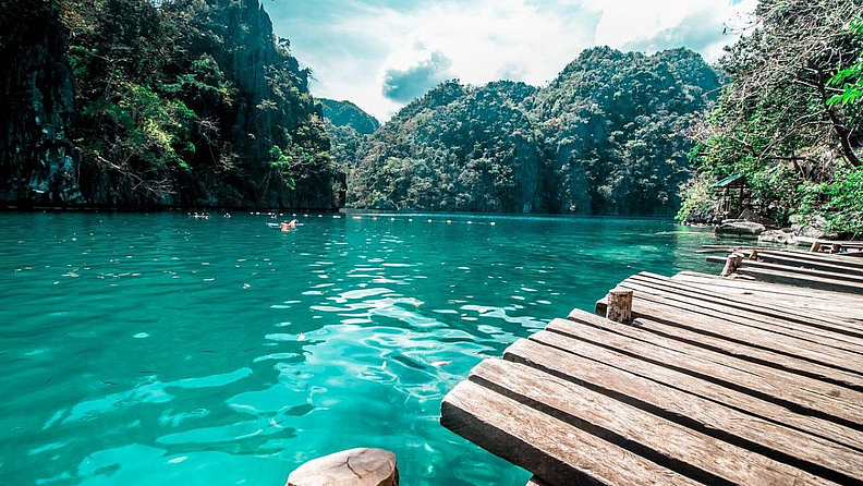 फिलिपाइन्सला (Philippines) जाणाऱ्यांसाठी असं म्हणतात की, जो एकदा तिथं जातो तो पुन्हा जाण्यापासून स्वत:ला रोखू शकत नाही. इथं जाण्यासाठी तुम्हाला सुमारे 40 हजार रुपयांचं तिकीट मिळेल. पण, इथं राहण्यासाठी जेवण फार महाग नाहीय. फिलिपाइन्सच्या किनाऱ्यावर नेहमीच पर्यटकांची गर्दी असते.