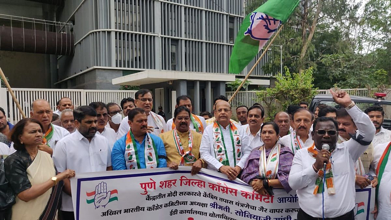 महाराष्ट्र राज्यातील मुंबई, पुण्यामध्ये काँग्रेसनं केंद्र सरकारविरोधात आंदोलन केलं. केंद्रातील मोदी सरकारनं केंद्रीय तपास यंत्रणेचा गैर वापर करत असल्याचा आरोप करत पुणे शहर काँग्रेसकडून (Congress) आंदोलन करण्यात आलं.