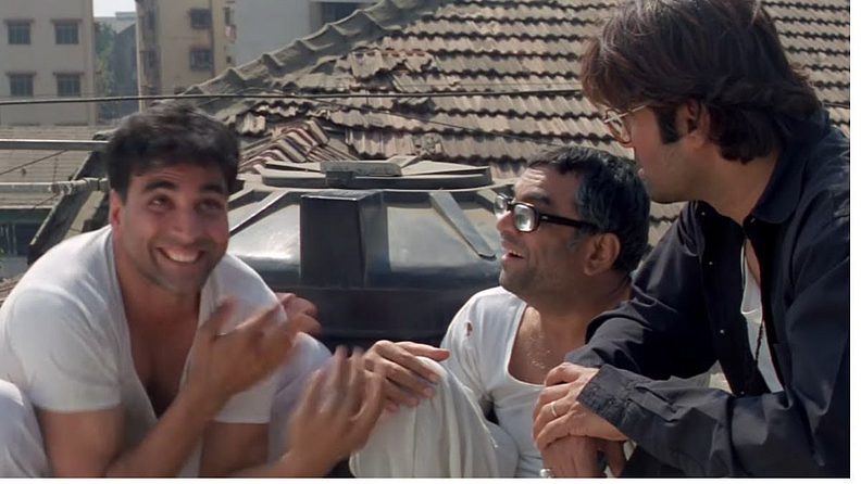 6) हेरा फेरी
या चित्रपटात राजू-श्याम-बाबुराव मैत्रीने चित्रपटात भरपूर प्लॅनिंग करून आणि अधिक पैसे कमावण्याच्या षडयंत्रात हशा-दंगा निर्माण करतात.
