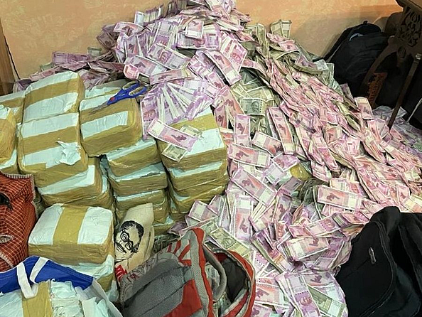 यामध्ये नापास उमेदवार लाखो रुपयांची लाच देऊन उत्तीर्ण झाले. या प्रकरणात थेट शिक्षणमंत्र्यांचा हात असल्याचा आरोप होत आहे. यामध्ये अनेक लोक सामील असल्याचे सांगण्यात येत आहे.