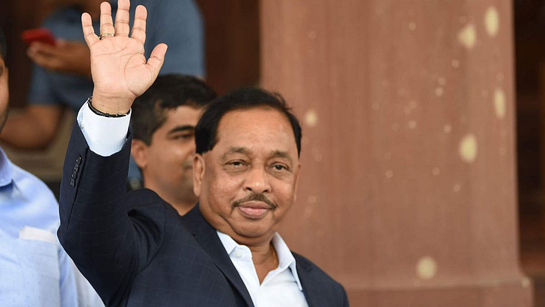 नारायण राणे १९९९ मध्ये महाराष्ट्राचे मुख्यमंत्री झाले आणि त्यांनी एका वर्षापेक्षा कमी काळ राज्याचे मुख्यमंत्री म्हणून काम केले. नंतर त्यांनी शिवसेना सोडून काँग्रेसमध्ये प्रवेश केल्यावर विलासराव देशमुख यांच्या नेतृत्वाखालील सरकारमध्ये ते महसूलमंत्री झाले.