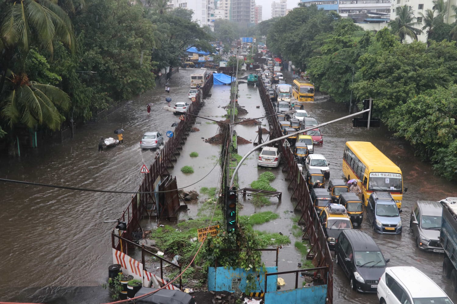 कुला येथुन चेंबुर येथे जाणाऱ्या रस्त्यावर पाणी साचल्यामुळे वाहतुक कांडी झाली हाेती. (प्रशांत चव्हाण- सकाळ छायाचित्र सेवा)