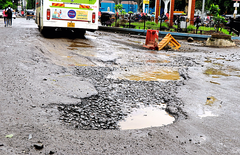 Potholes on Roads latest marathi news