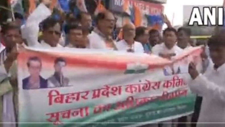 पाटणा : देशव्यापी आंदोलनाचा एक भाग म्हणून सोनिया गांधींच्या समर्थनार्थ काँग्रेस कार्यकर्त्यांनी आंदोलन केलं.