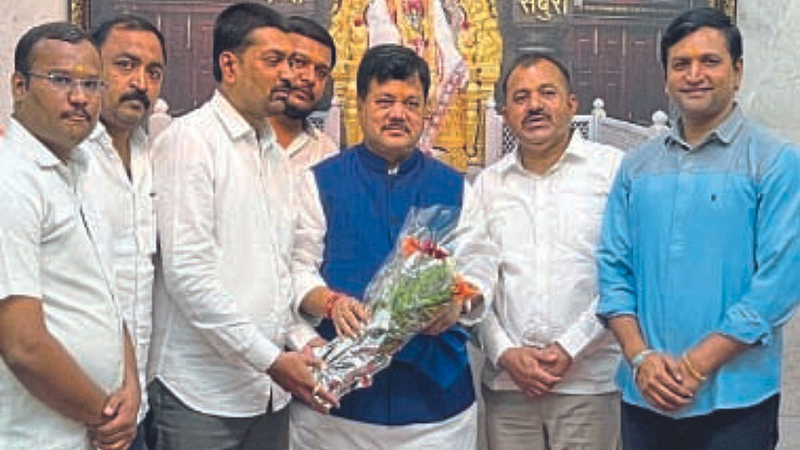 Praveen Darekar Family visit to Sai Samadhi shirdi