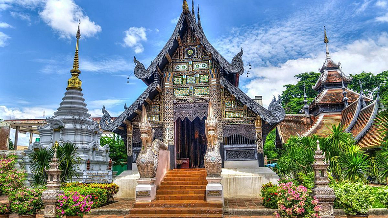 थायलंड (Thailand) पाहण्यासाठी अतिशय सुंदर ठिकाण आहे. थायलंडच्या तिकिटासाठी तुम्हाला फक्त 40 हजार रुपये खर्च करावे लागतील. बँकॉकमधील नाईटआउटची मजा तुम्ही इथं घेऊ शकता. इतकं ते सुंदर आहे.