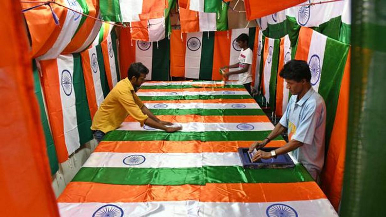 नव्या नियमावलीनुसार, राष्ट्रध्वज बनवण्यासाठी आता सर्व प्रकारचं कापडी मटेरिअल वापरता येणार आहे. यामध्ये पॉलिस्टर, कापड, लोकर, सिल्क आणि खादीच्या कापडांचा समावेश असेल. यापूर्वी मशीनवर तयार केलेले आणि पॉलिस्टरचे झेंडे वापरास बंदी होती. त्याचबरोबर आता झेंड्याच्या साईजबाबतही कोणतेही निर्बंध नसतील. तसेच झेंडा कोणत्या वेळेत फडकावयाचा यावरही निर्बंध नसतील.
