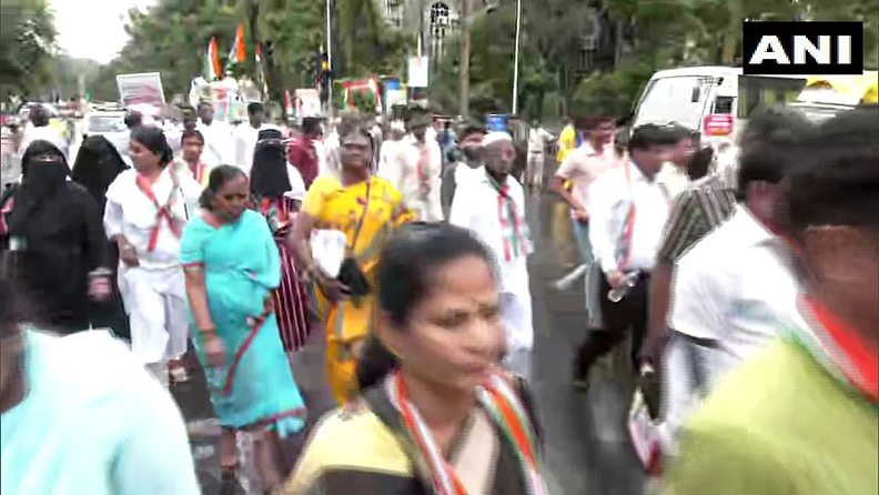 मुंबई : नॅशनल हेराल्ड प्रकरणात ईडीनं समन्स बजावलेल्या सोनिया गांधींच्या समर्थनार्थ काँग्रेस नेत्यांनी निदर्शनं केली.