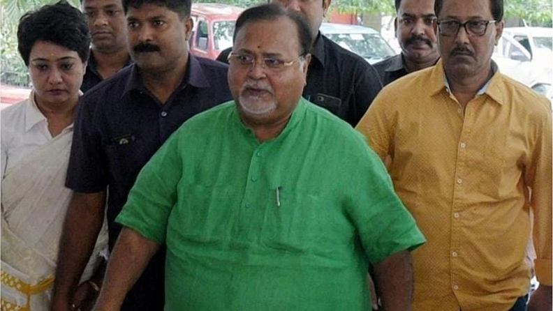 पश्चिम बंगाल सरकारच्या मंत्र्यांवर करण्यात येत असलेली ही संपूर्ण कारवाई शिक्षक भरती घोटाळ्याशी संबंधित आहे. 2016 मध्ये ही भरती प्रक्रिया सुरू झाली.