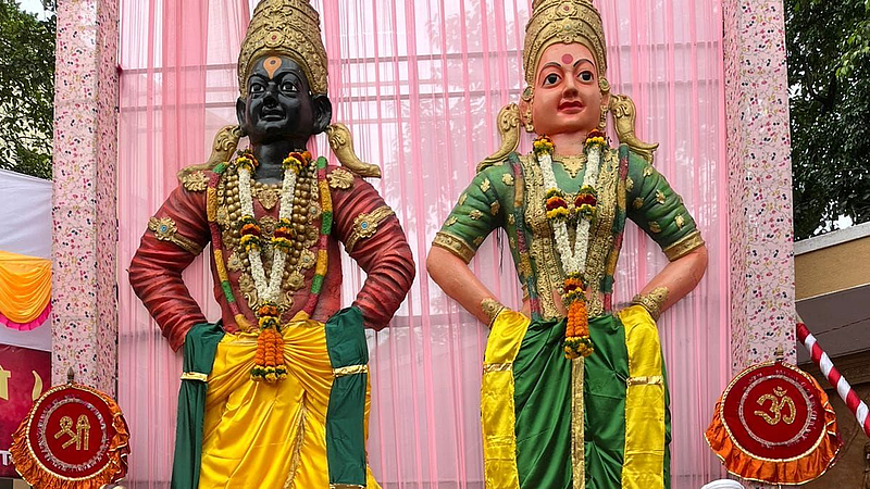 Ashadhi ekadashi 2022 crowd of devotees for dardhan of seventeen feet high idol of Vitthal Rakhumai sangvi