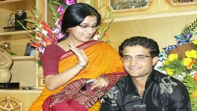 भारतीय क्रिकेटमधला दादा म्हणून ओळख असणाऱ्या सौरभ गांगुली आज 50 वर्षाचा झाला. भारतीय संघाचे कर्णधार ते बीसीसीआयचा अध्यक्ष असा जबरदस्त प्रवास सौरभ गांगुलीने केला. जसा त्याचा क्रिकेट आणि क्रिकेट प्रशासक म्हणून प्रवास खूप रंजक आहे तसेच त्याचे कौटुंबिक जीवन देखील खूप रंजक आहे. सौरभ गांगुलीने 1997 मध्ये डोना गांगुलीशी लग्न केले होते. डोना ही ओडिसी डान्सर आहे. या दोघांनी लव्ह स्टोरी ही एका चित्रपटाच्या पटकथेपेक्षा कमी नाही.
